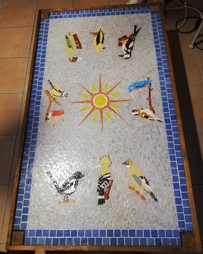 Table basse décorée en mosaïque avec des Emaux de Briare, des matériaux en verre et en céramique